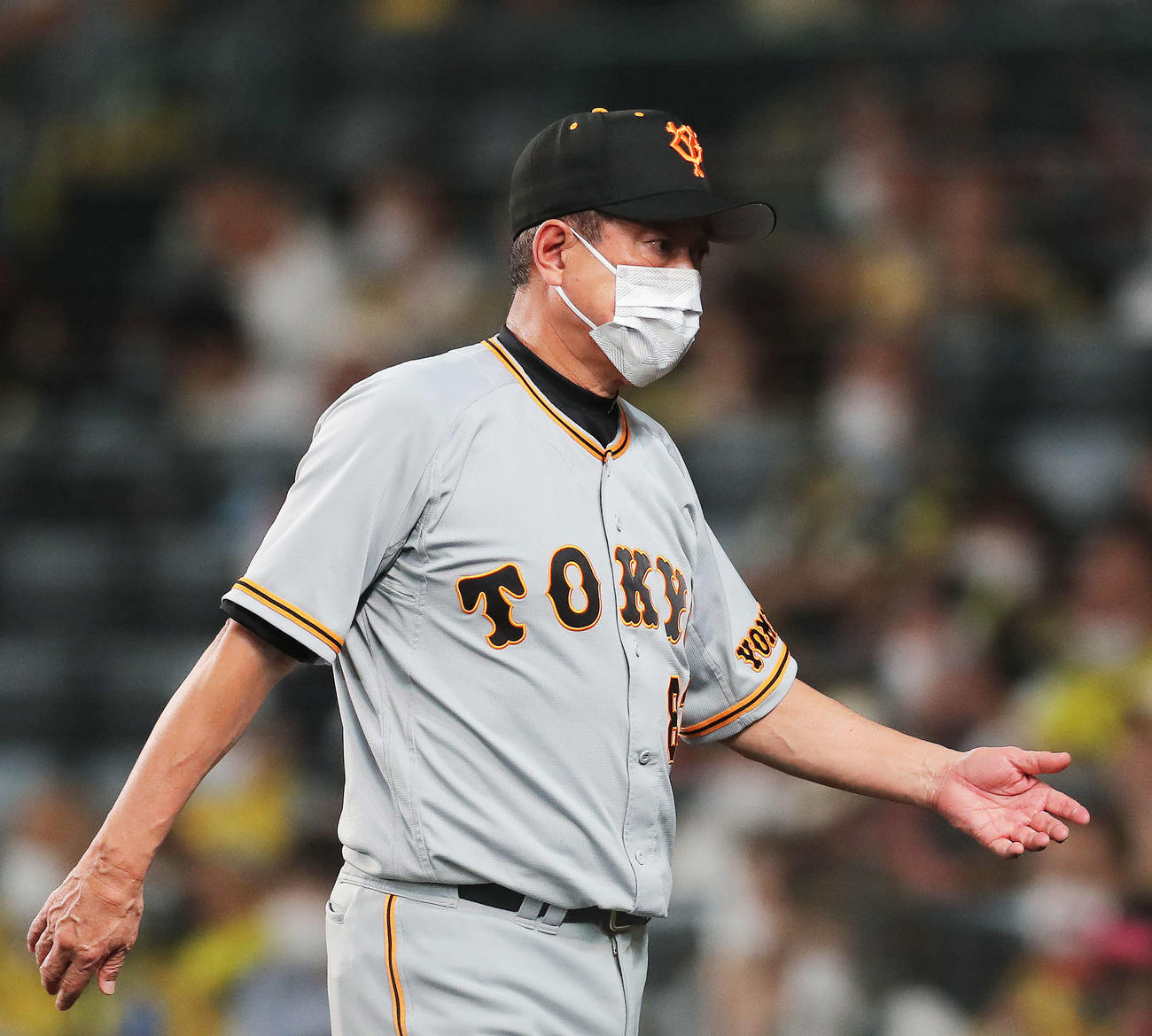 阪神対巨人　7回表を終え、選手交代を告げる原監督（撮影・河田真司）