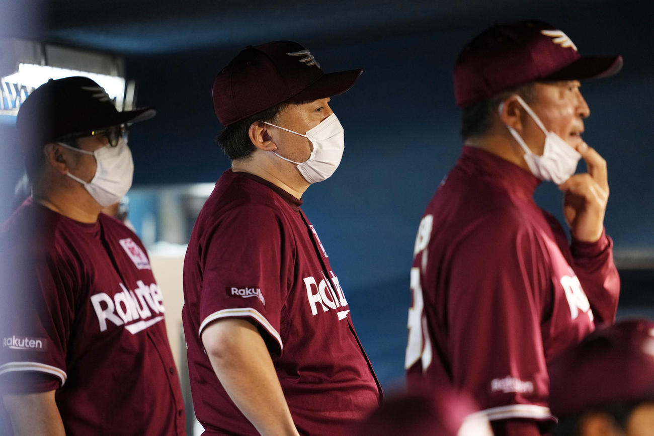 日本ハム対楽天　険しい表情で試合を見つめる楽天石井GM兼監督（中央）（撮影・横山健太）