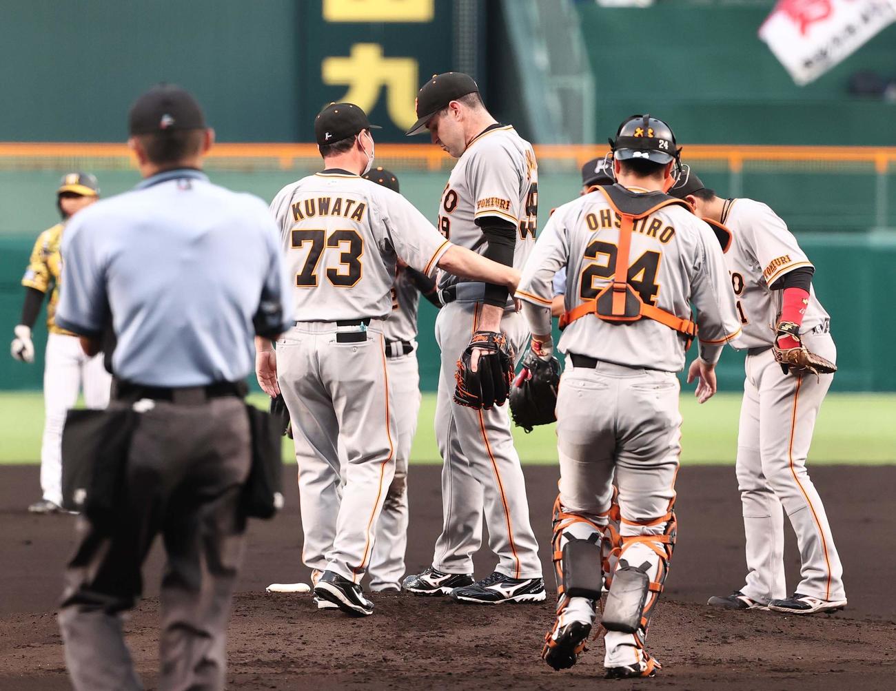 阪神対巨人　1回、先制点を許したシューメーカー（中央）は桑田コーチとマウンドで話をする（撮影・上田博志）