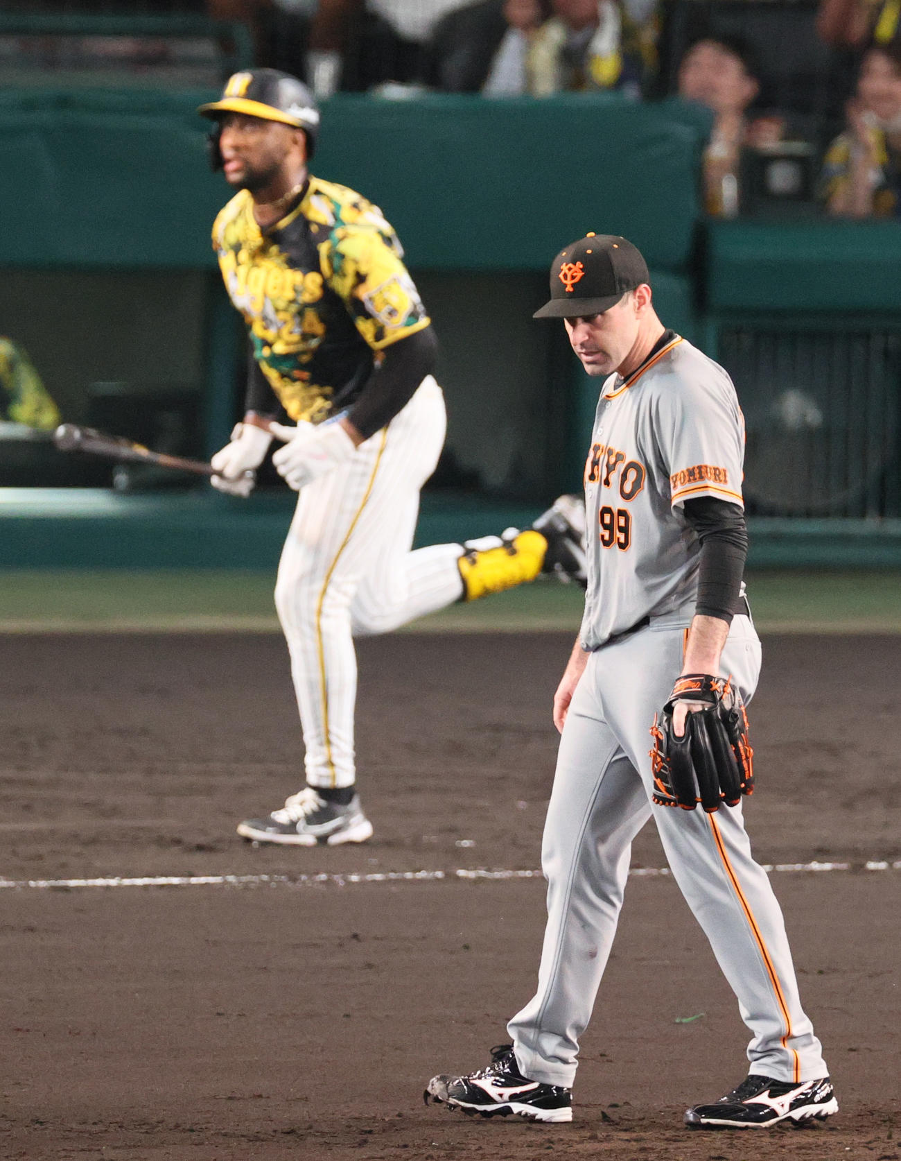 阪神対巨人　7回裏阪神無死、シューメーカー（手前）はロハス・ジュニアに右越え本塁打を浴びる（撮影・上山淳一）