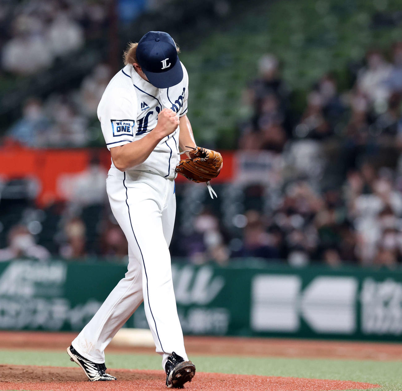 西武対ロッテ　6回表ロッテ2死二、三塁、角中を見逃し三振に仕留めた今井は渾身（こんしん）のガッツポーズ（撮影・浅見桂子）