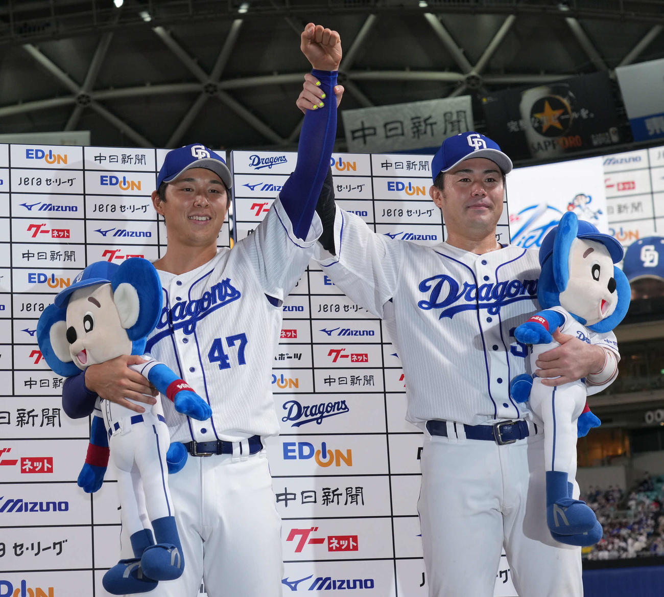 中日対ヤクルト　お立ち台でポーズを決める中日笠原（左）と木下（撮影・森本幸一）