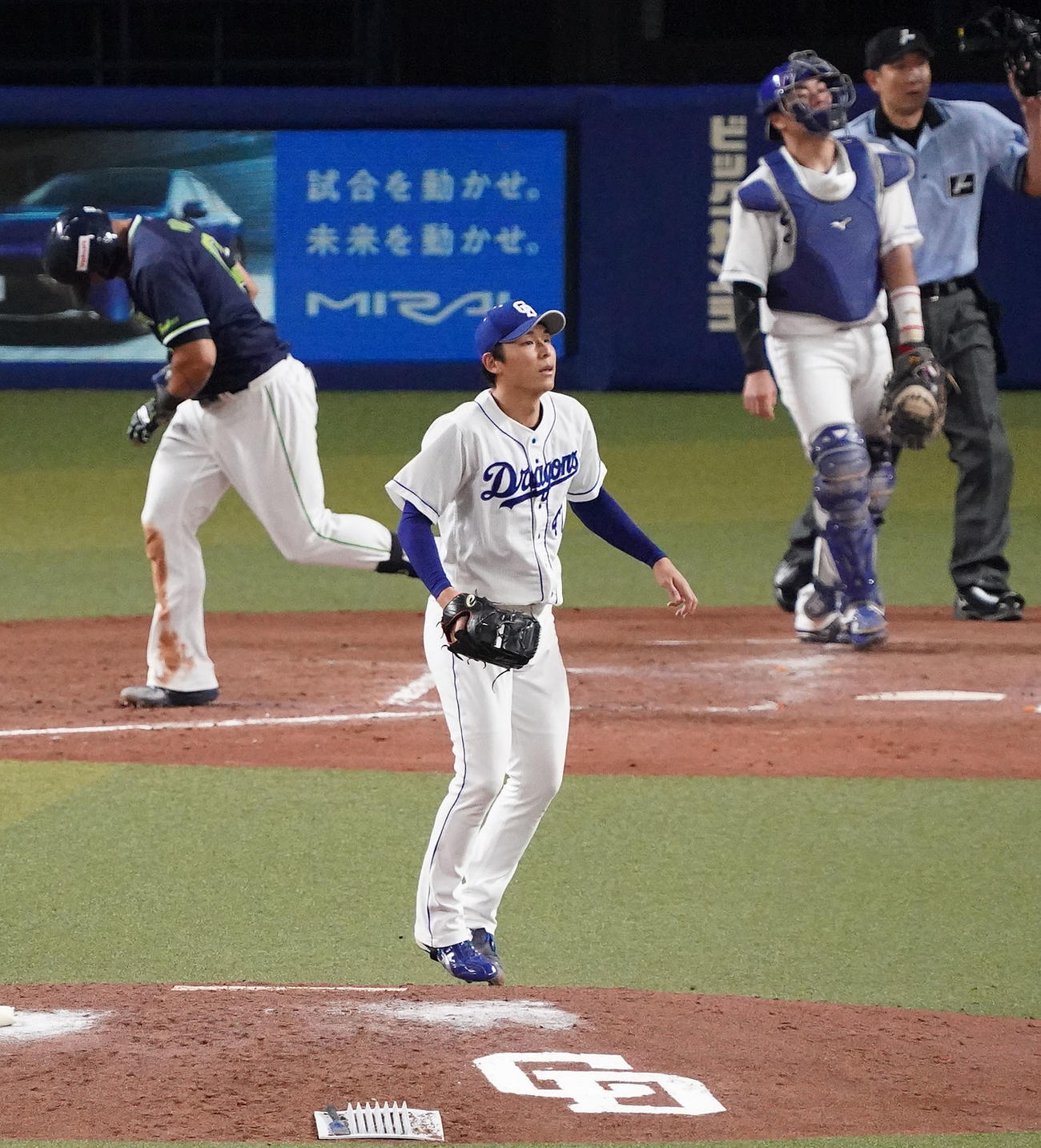 中日対ヤクルト　5回表ヤクルト2死満塁、オスナを遊飛に打ち取る笠原（中央）（撮影・森本幸一）