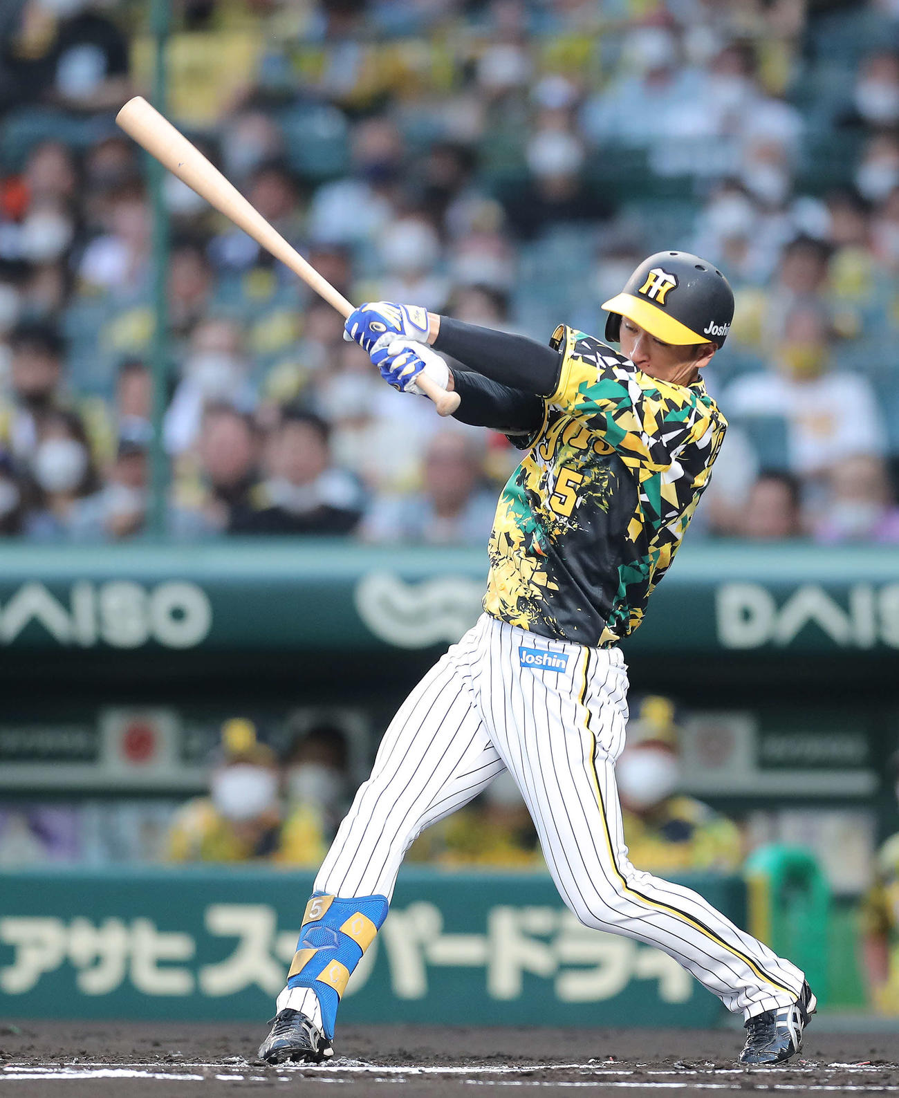 阪神対巨人　1回裏阪神無死一、二塁、左前先制適時打を放つ近本（撮影・河田真司）