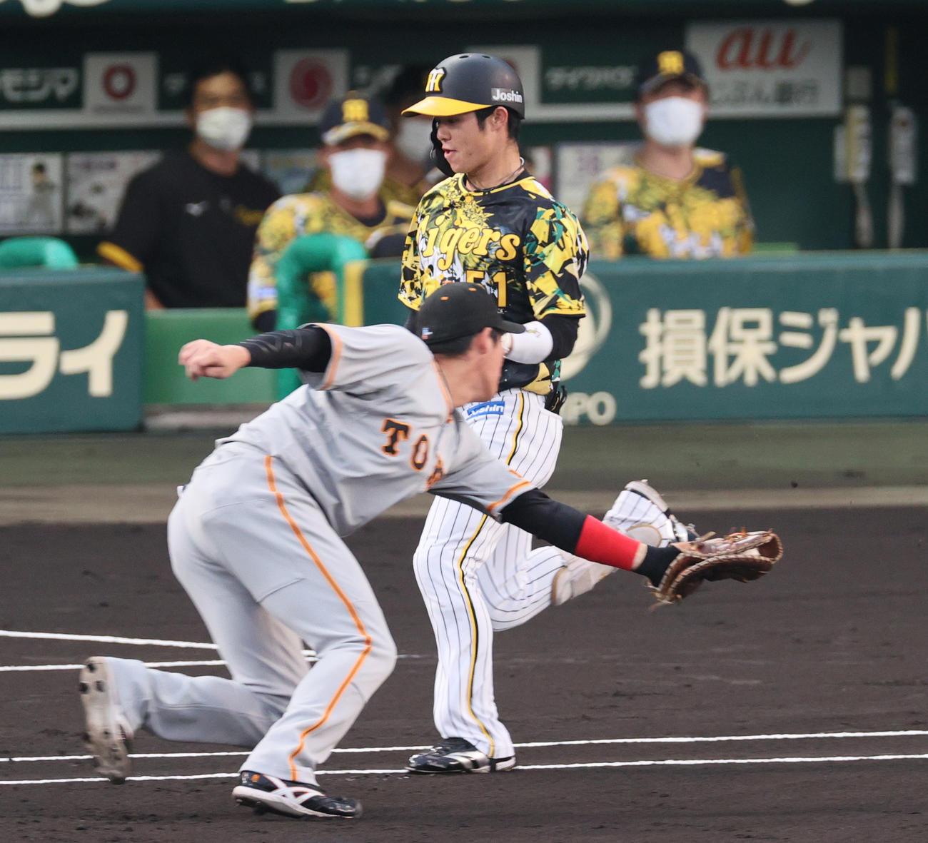 阪神対巨人　1回裏阪神無死、中野は二塁内野安打を放つ（撮影・上山淳一）