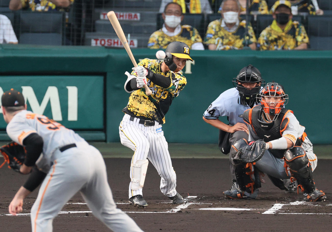阪神対巨人　1回裏阪神無死一塁、島田は中前打を放つ（撮影・上山淳一）