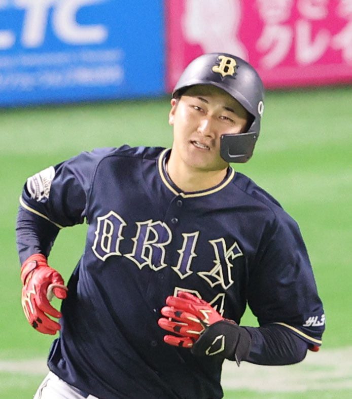 ソフトバンク対オリックス　8回表オリックス無死、紅林は左越え勝ち越し本塁打を放った紅林だが、眉毛が半分にされていた（撮影・梅根麻紀）