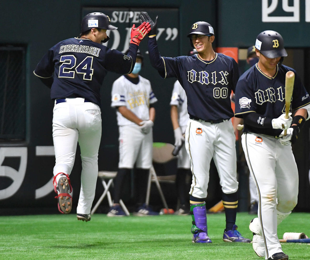 ソフトバンク対オリックス　8回表オリックス無死、勝ち越しの左越え本塁打を放ち、石岡（右から2人目）と笑顔でタッチを交わす紅林（撮影・岩下翔太）