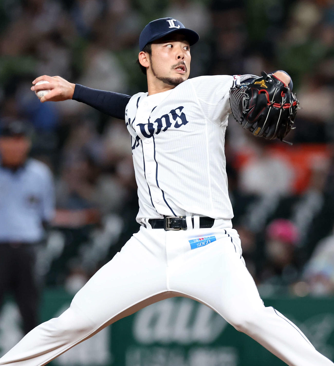 西武対ロッテ　7回表ロッテ無死二、三塁の場面で登板した本田（撮影・浅見桂子）