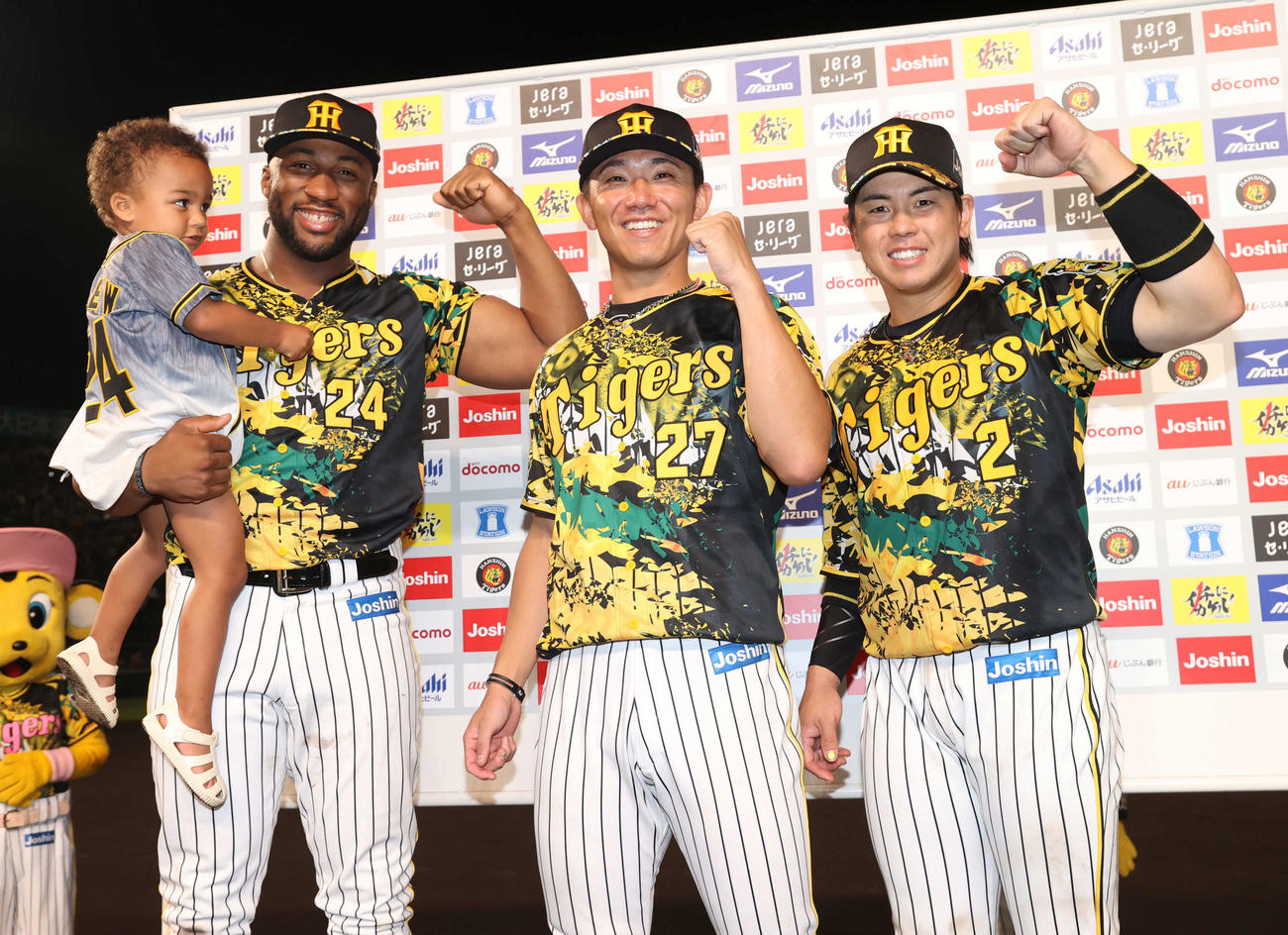 阪神対巨人　お立ち台でマッスルポーズをとる、左から息子のクルーくんを抱いたロハス、伊藤将、梅野（代表撮影）