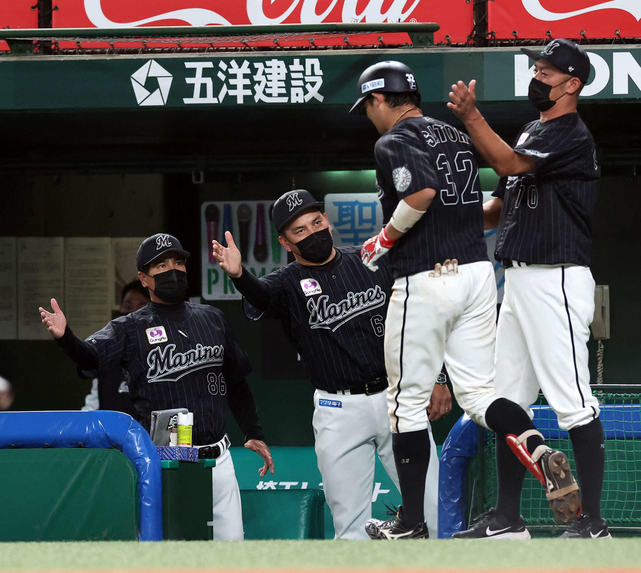 西武対ロッテ　5回表ロッテ1死、佐藤都（背番号32）が右中間ソロ本塁打を放ち、笑顔で迎える井口監督（撮影・浅見桂子）