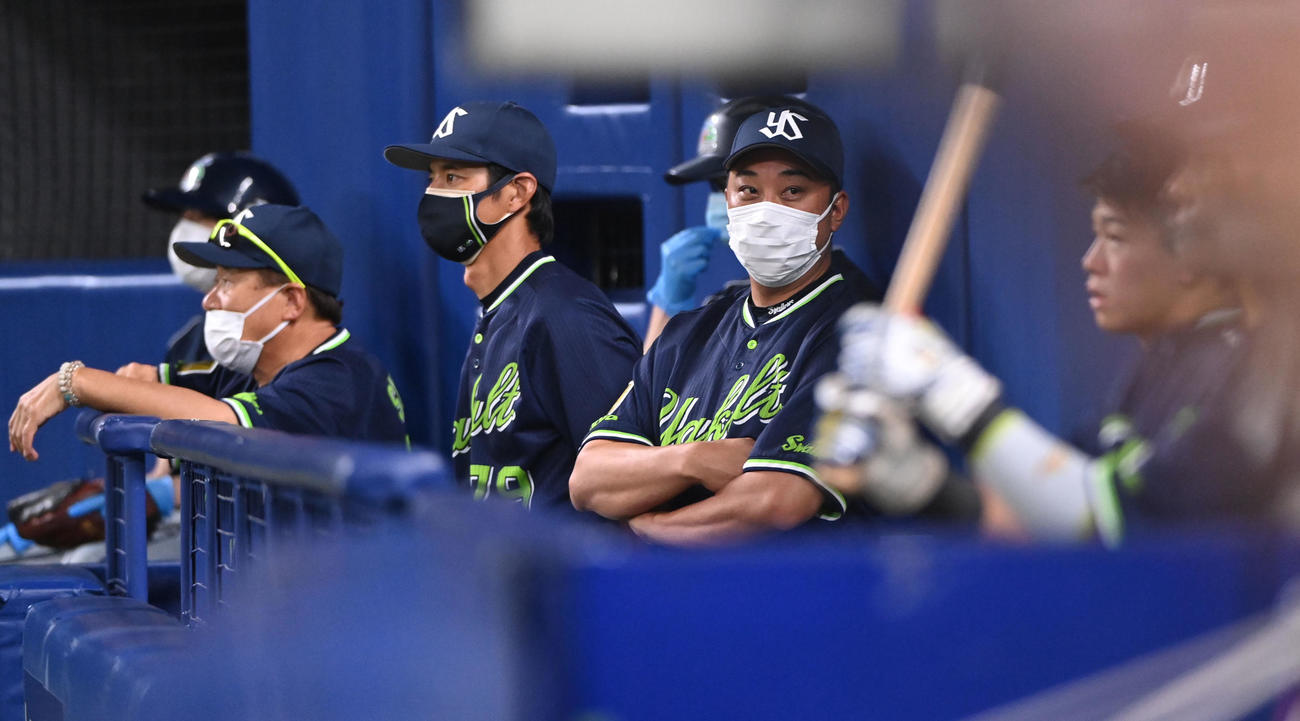 中日対ヤクルト　6回表、ベンチから戦況を見つめる松元監督代行（中央）（撮影・森本幸一）