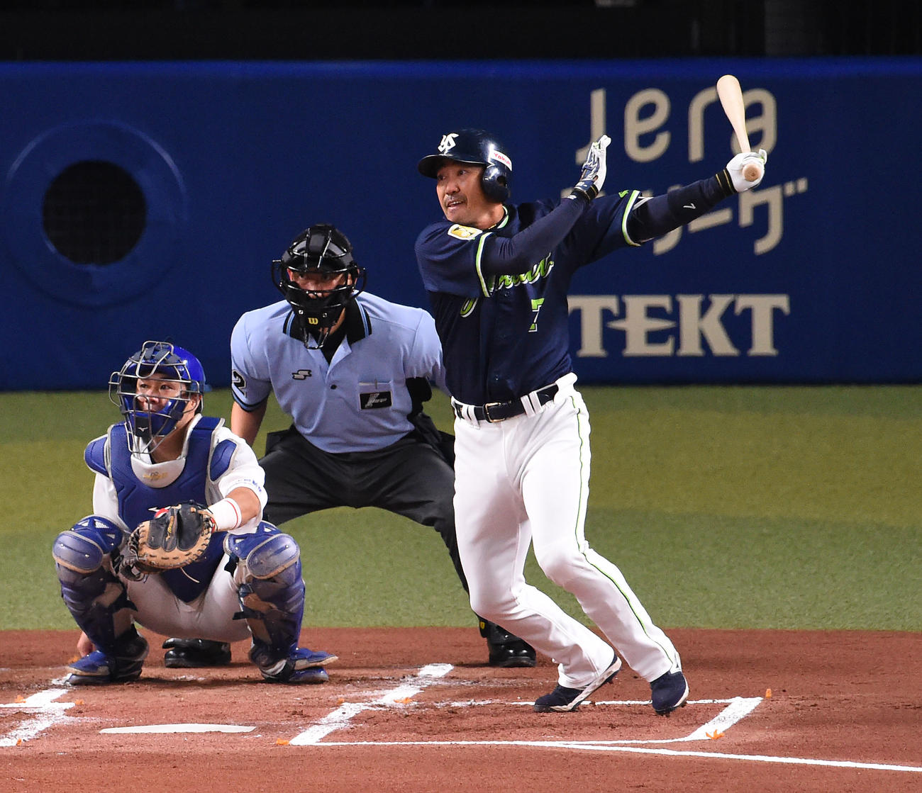 中日対ヤクルト　1回表ヤクルト1死一塁、右二塁打を放つ内川（右）（撮影・森本幸一）
