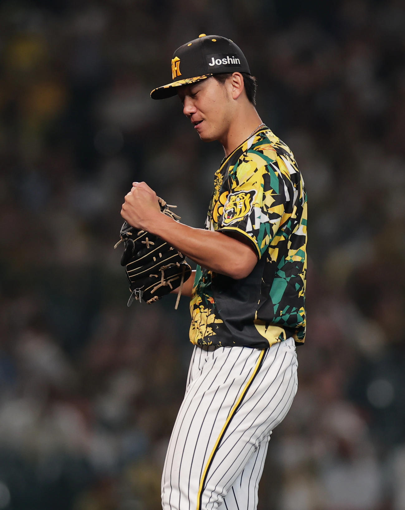 阪神対巨人　巨人を相手に完封勝利を挙げ、ガッツポーズする阪神伊藤将（撮影・前田充）