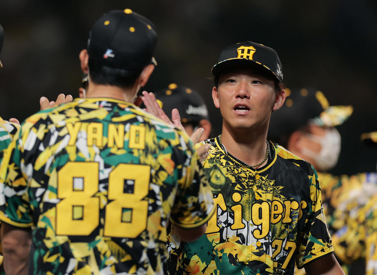 阪神対巨人　巨人を相手に完封勝利を挙げ、阪神矢野監督（左）とタッチを交わす伊藤将（撮影・前田充）