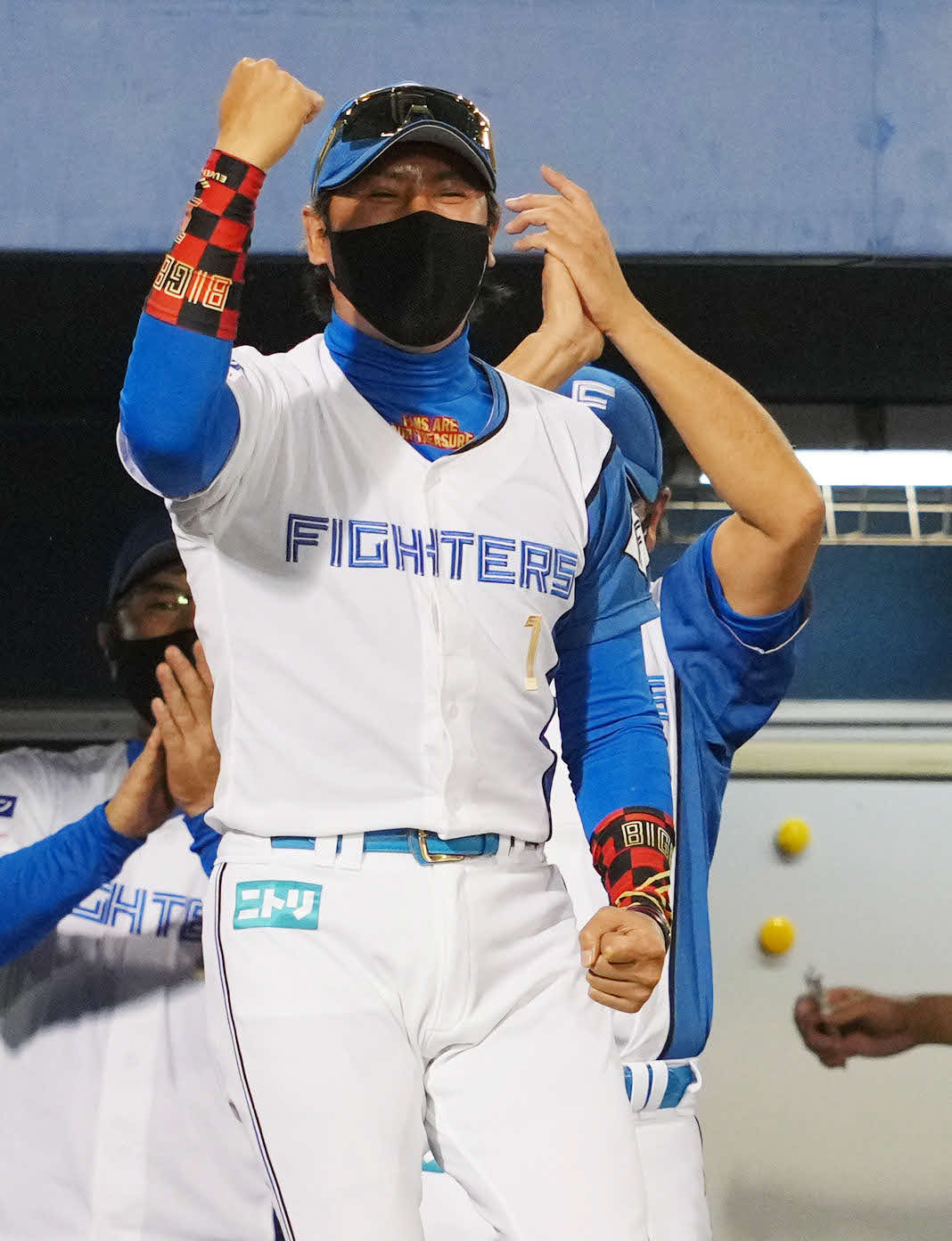 日本ハム対楽天　5回裏日本ハム2死三塁、石井が右越え2点本塁打を放ちガッツポーズする新庄監督（撮影・横山健太）