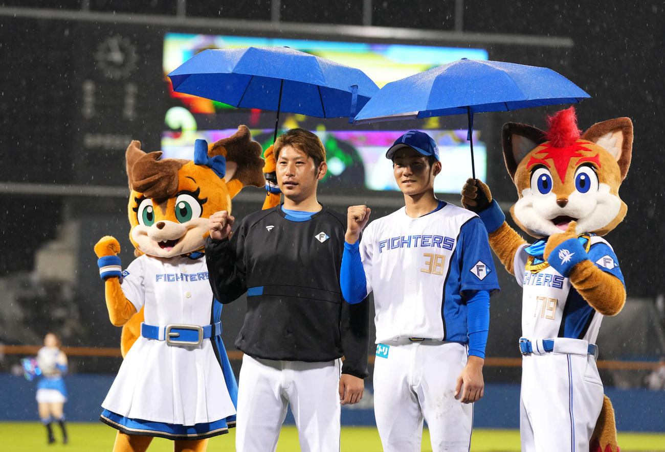 楽天に勝利しガッツポーズする日本ハム加藤（左）と石井（撮影・横山健太）