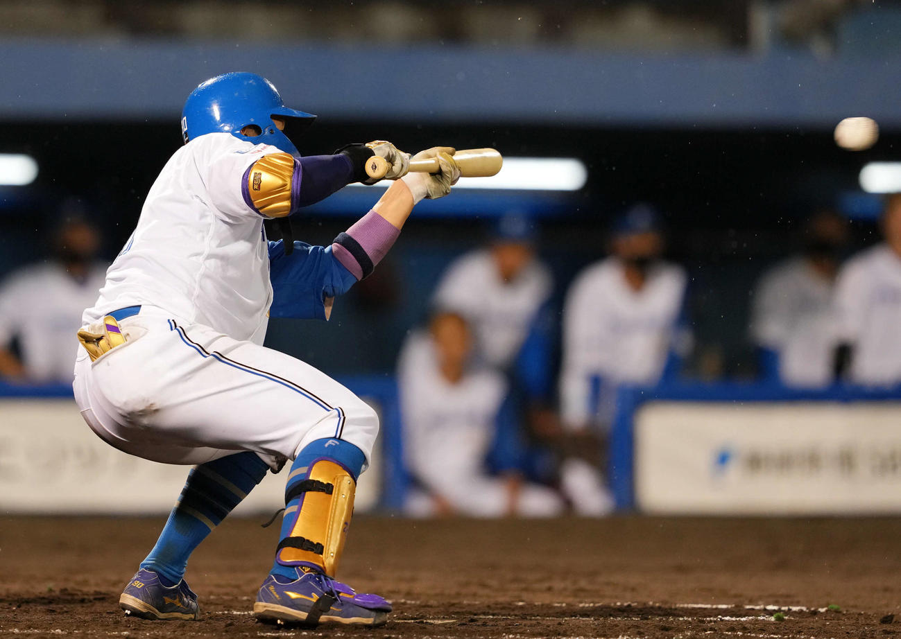 日本ハム対楽天　5回裏日本ハム1死二、三塁、一塁前へスクイズを決める宇佐美（撮影・横山健太）