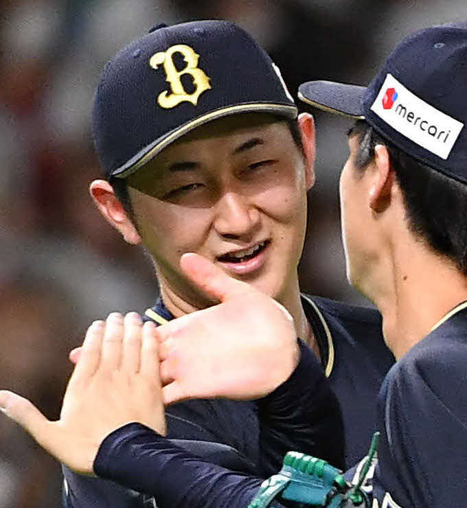 ソフトバンク対オリックス　ソフトバンクに勝利し、佐野皓（右）らナインと笑顔でタッチを交わす紅林の眉毛は半分なくなっていた（撮影・岩下翔太）