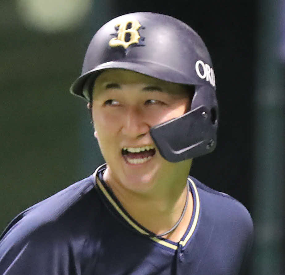 ソフトバンク対オリックス　8回表オリックス無死、紅林は左越え勝ち越し本塁打を放った紅林だが、眉毛が半分にされていた（撮影・屋方直哉）
