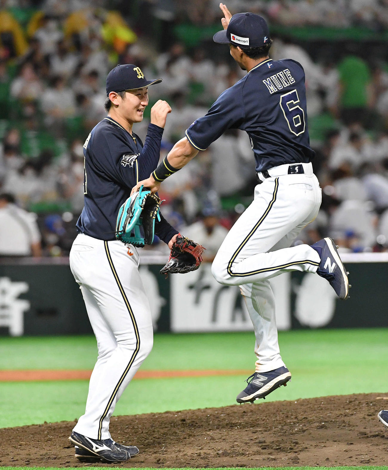 ソフトバンク対オリックス　ソフトバンクに勝利し、決勝本塁打を放った紅林（左）は宗から手荒く祝福される（撮影・岩下翔太）