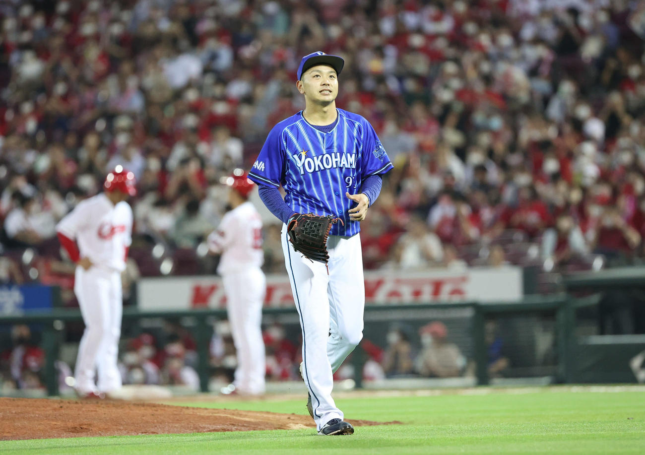 広島対DeNA 3回途中、降板するDeNA石川（撮影・加藤孝規）