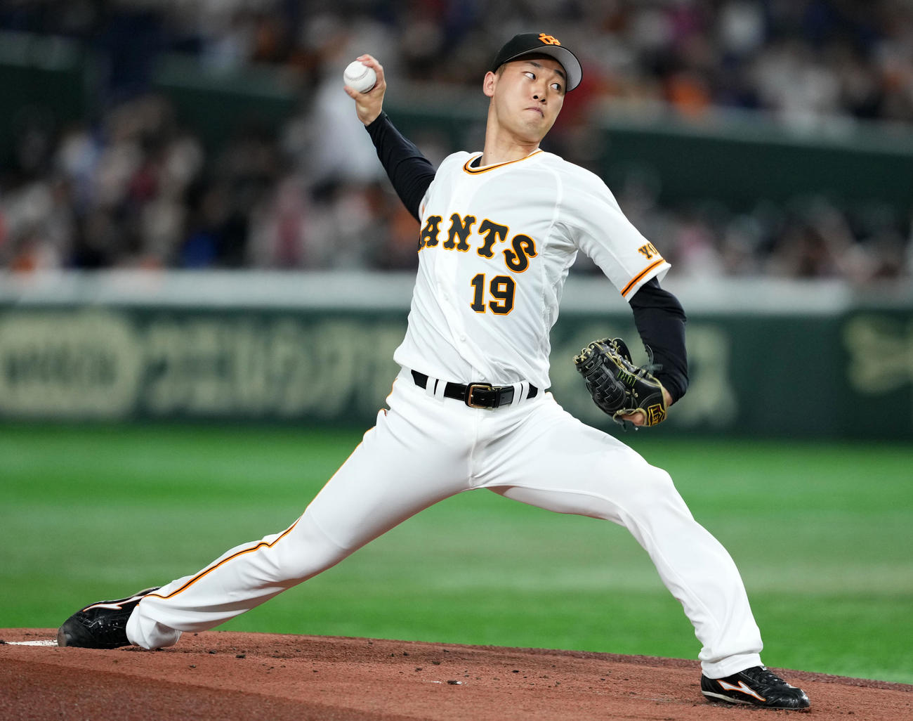 巨人対広島　力投する巨人先発の山崎伊（撮影・横山健太）