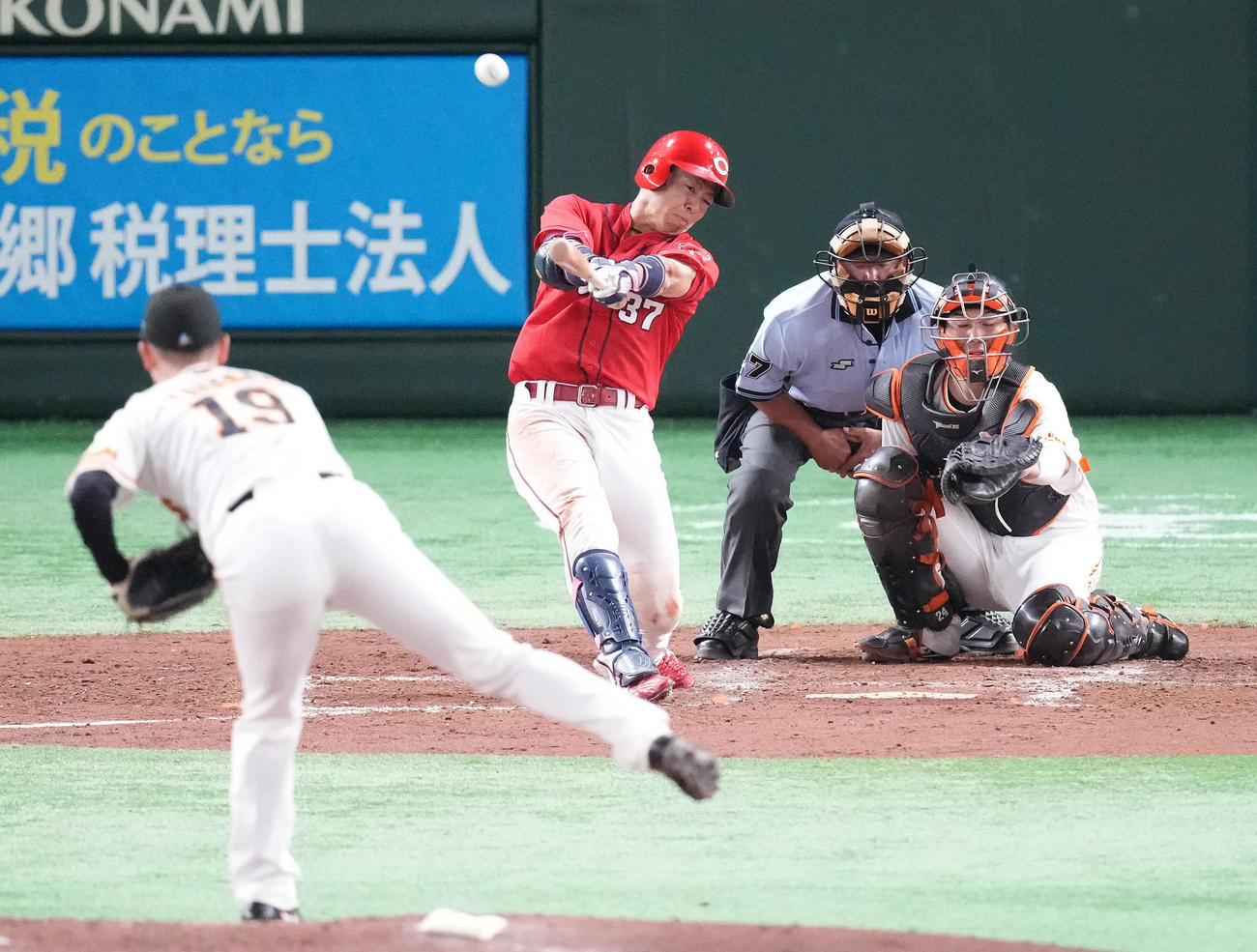巨人対広島　5回表広島1死、右二塁打を放つ野間。投手山崎伊（撮影・鈴木みどり）