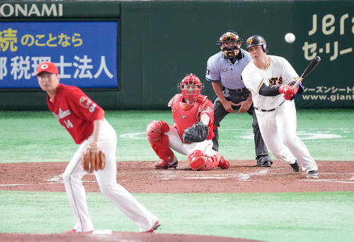 巨人対広島　4回裏巨人無死一塁、中前打を放つ岡本和。投手大瀬良（撮影・鈴木みどり）