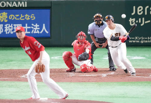 巨人対広島 4回裏巨人無死一塁、中前打を放つ岡本和。投手大瀬良(撮影・鈴木みどり)