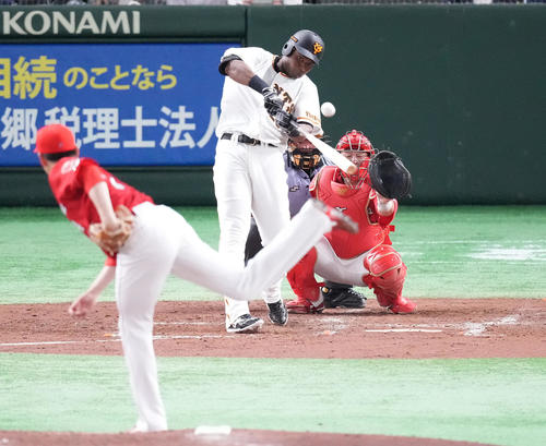 巨人対広島 4回裏巨人無死一、二塁、右前打を放つポランコ。投手大瀬良(撮影・鈴木みどり)