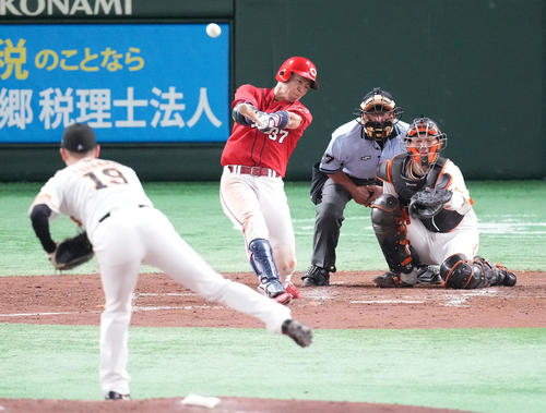 巨人対広島 5回表広島1死、右二塁打を放つ野間。投手山崎伊(撮影・鈴木みどり)