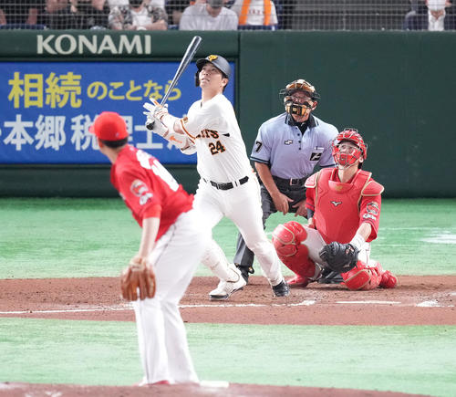 巨人対広島 6回裏巨人2死一塁、右適時三塁打を放つ大城。投手大瀬良(撮影・鈴木みどり)