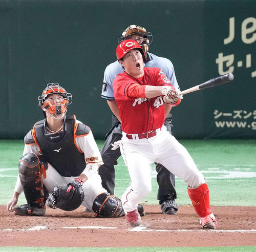 巨人対広島　11回表広島2死満塁、左中間に満塁本塁打を放つ磯村。投手菊地（撮影・鈴木みどり）