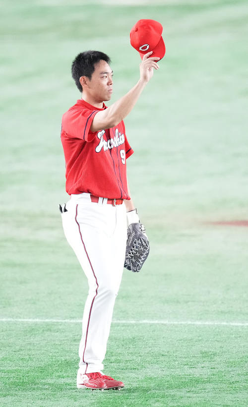 巨人対広島　1回表に本塁打を放った広島秋山は1回裏の守備に就く際ファンの声援に応える（撮影・鈴木みどり）