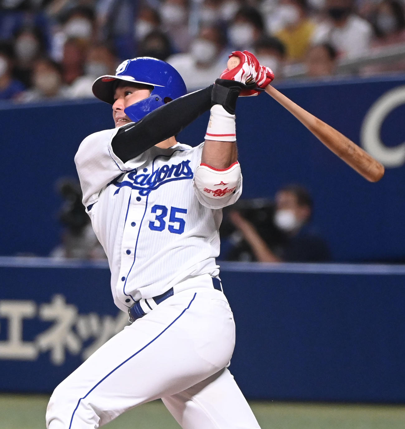 中日対ヤクルト　7回裏中日1死一塁、左越え2点本塁打を放つ木下（撮影・森本幸一）
