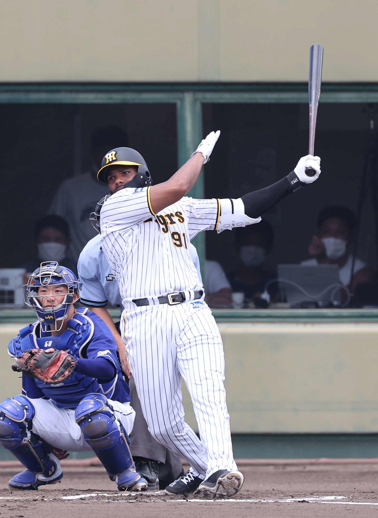 阪神対中日　1回裏阪神2死、右前安打を放つロドリゲス（撮影・上田博志）