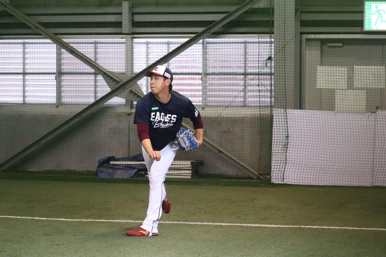 1軍に合流し、楽天生命パークの室内練習場でキャッチボールをする楽天藤平
