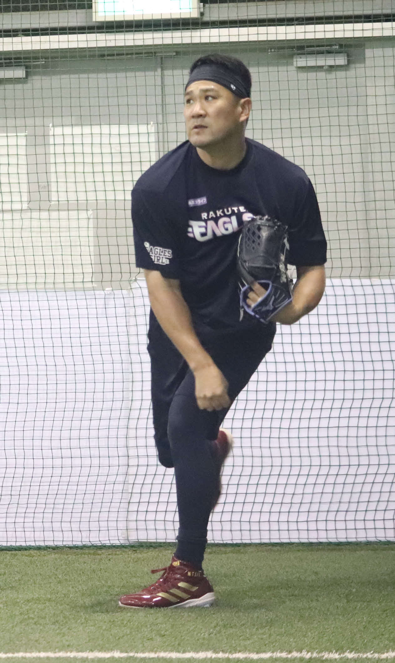 楽天生命パークの室内練習場でキャッチボールをする楽天田中将
