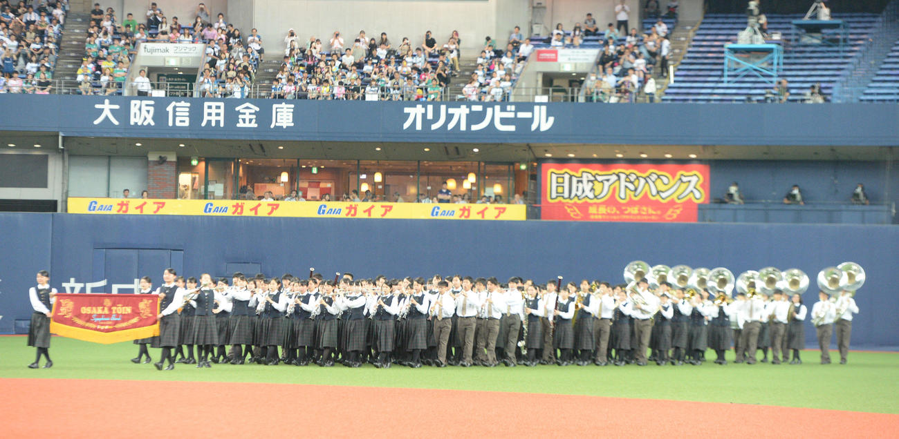 2019年、試合前に夏の甲子園の大会歌などを演奏する大阪桐蔭吹奏楽部