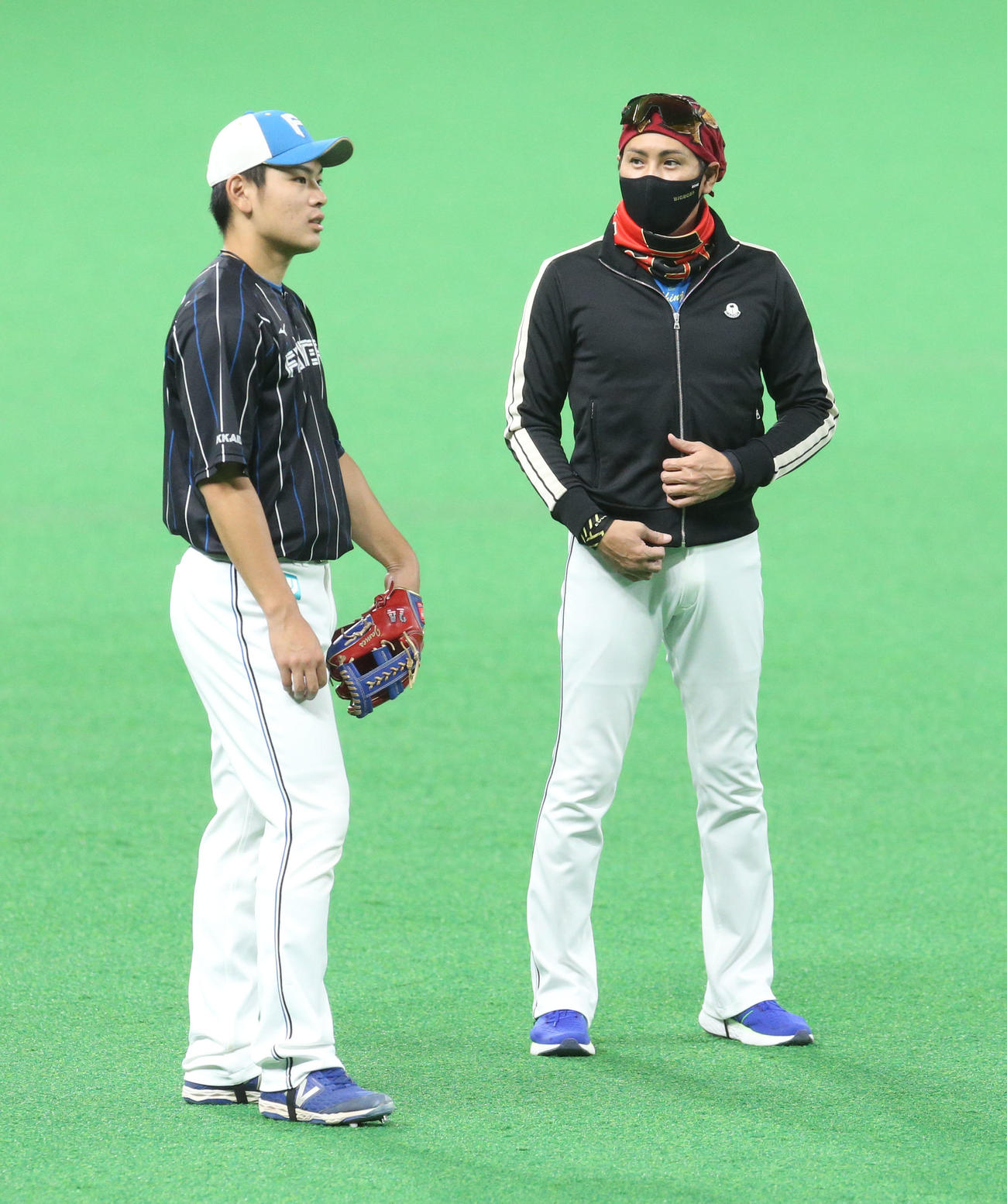 会話する日本ハム野村（左）と新庄監督（2022年6月10日撮影）