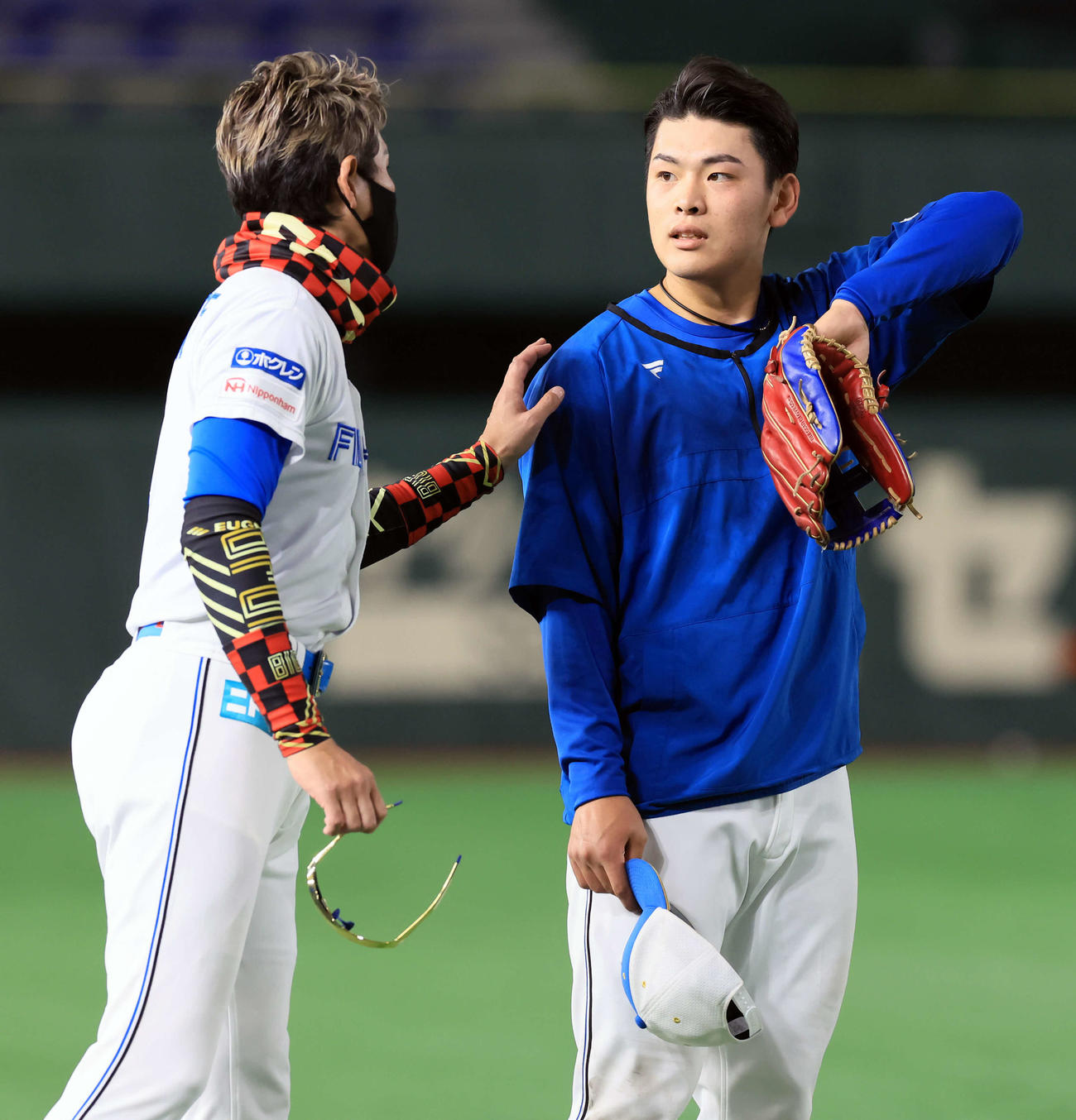 日本ハム野村（右）に声をかける新庄監督（2022年4月26日撮影）