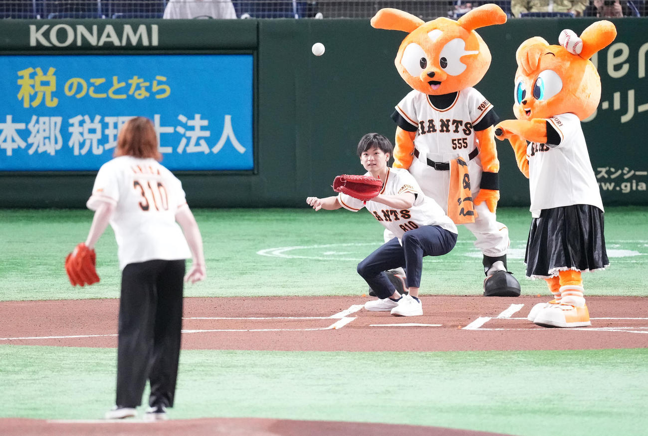 巨人対広島　始球式に登場し、東野のボールを受けるバドミントン混合ダブルスの渡辺（撮影・鈴木みどり）