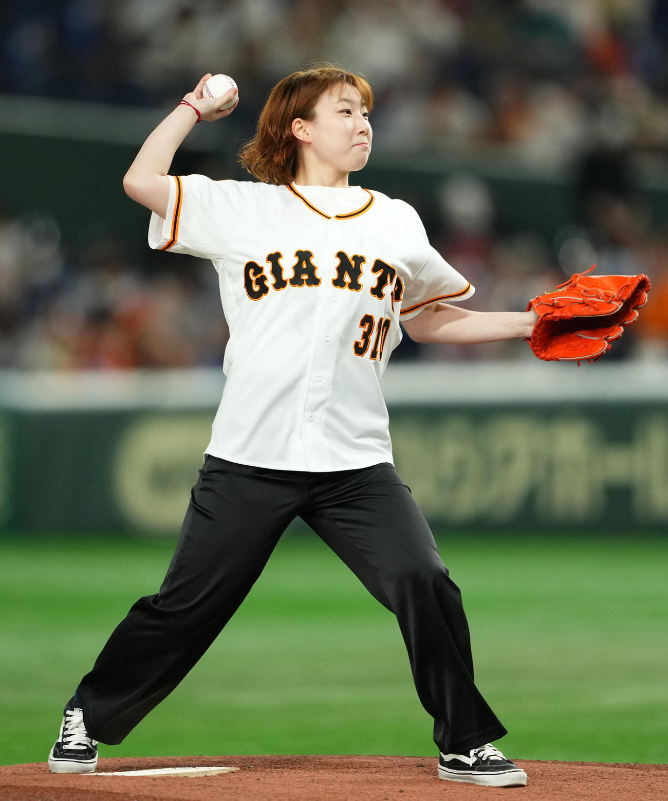 巨人対広島　始球式をする東野（撮影・横山健太）
