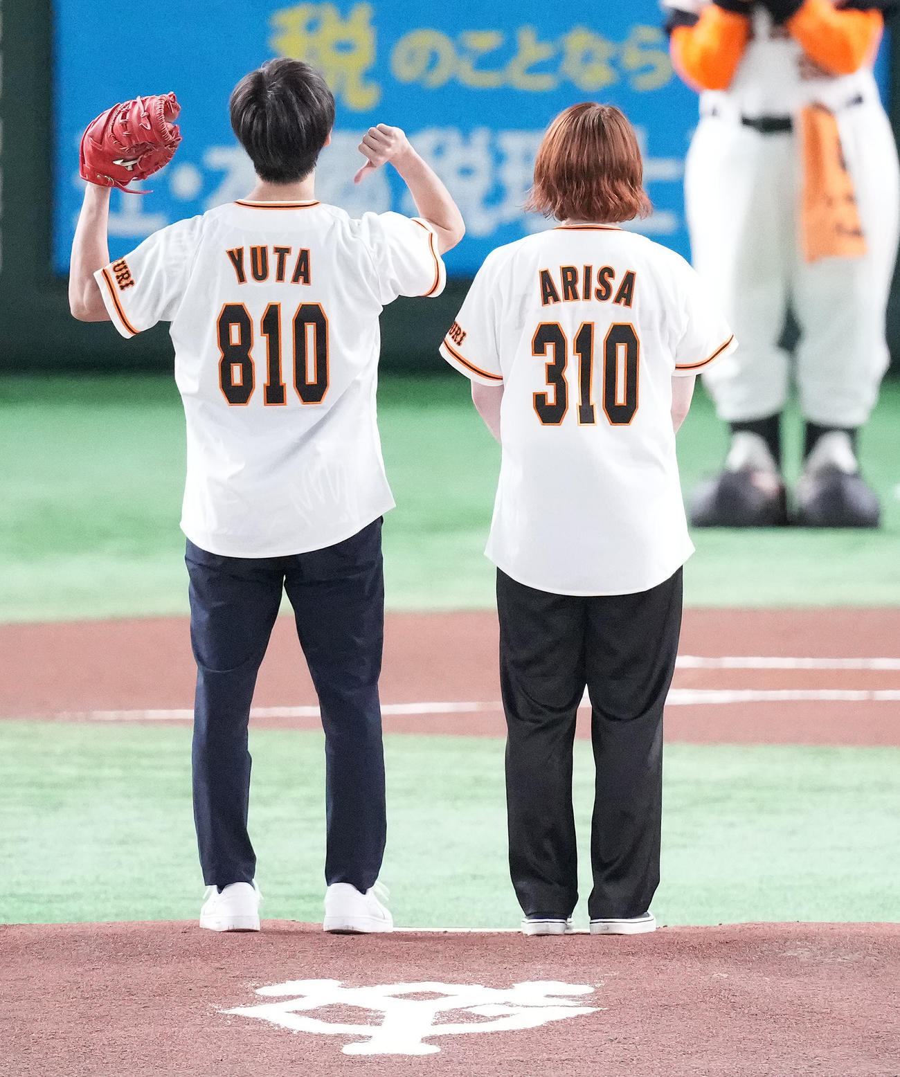 巨人対広島　始球式に登場したバドミントン混合ダブルスの渡辺（左）、東野組（撮影・鈴木みどり）