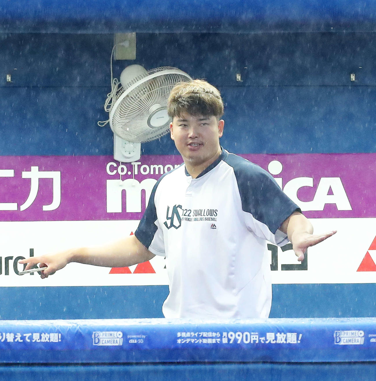 DeNA対ヤクルト　試合開始前、雨脚が強くなり、ジェスチャーを送るヤクルト村上（撮影・河田真司）