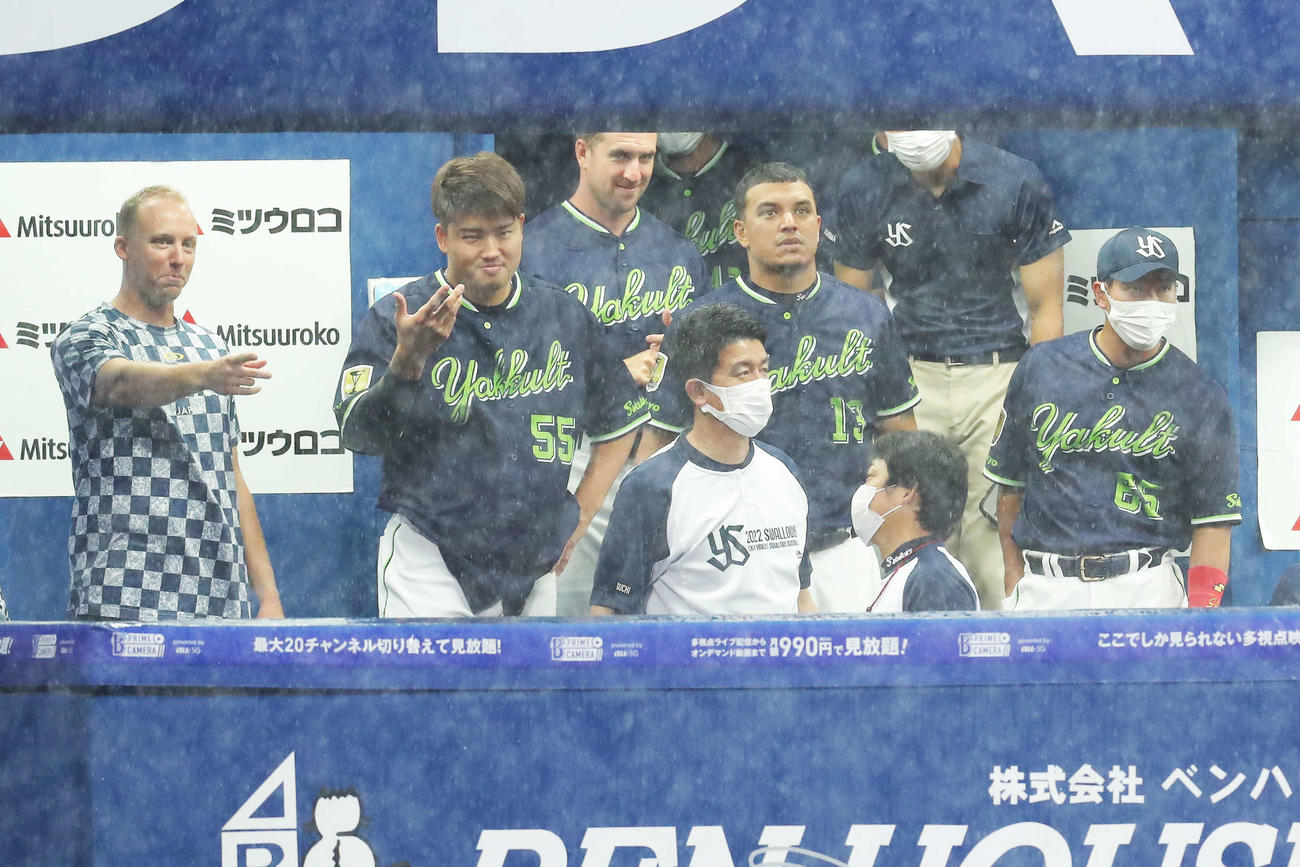 DeNA対ヤクルト　試合開始前、ユニホームを脱ぎ始めサインを送るヤクルト村上（左から2人目）（撮影・河田真司）