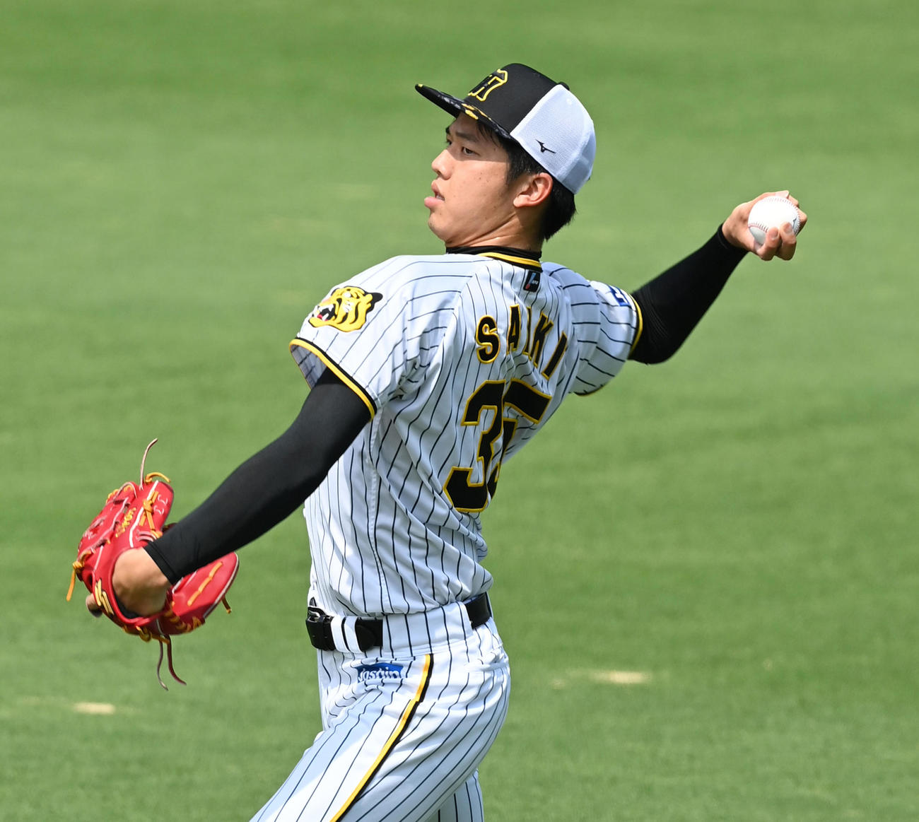 キャッチボールで調整する才木（撮影・前岡正明）