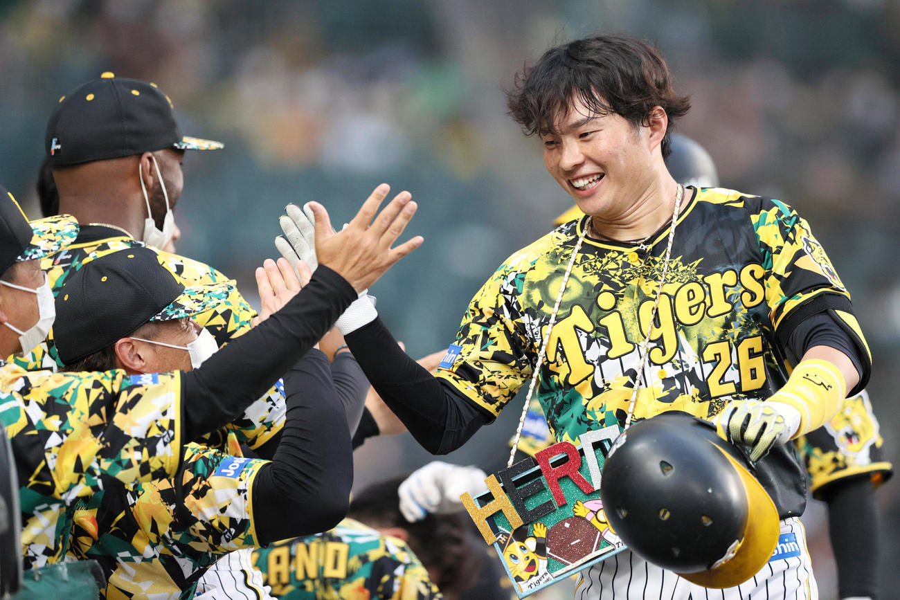 阪神対中日　2回裏阪神1死二塁、北條は左越え本塁打を放ちナインの祝福を受ける（撮影・上山淳一）