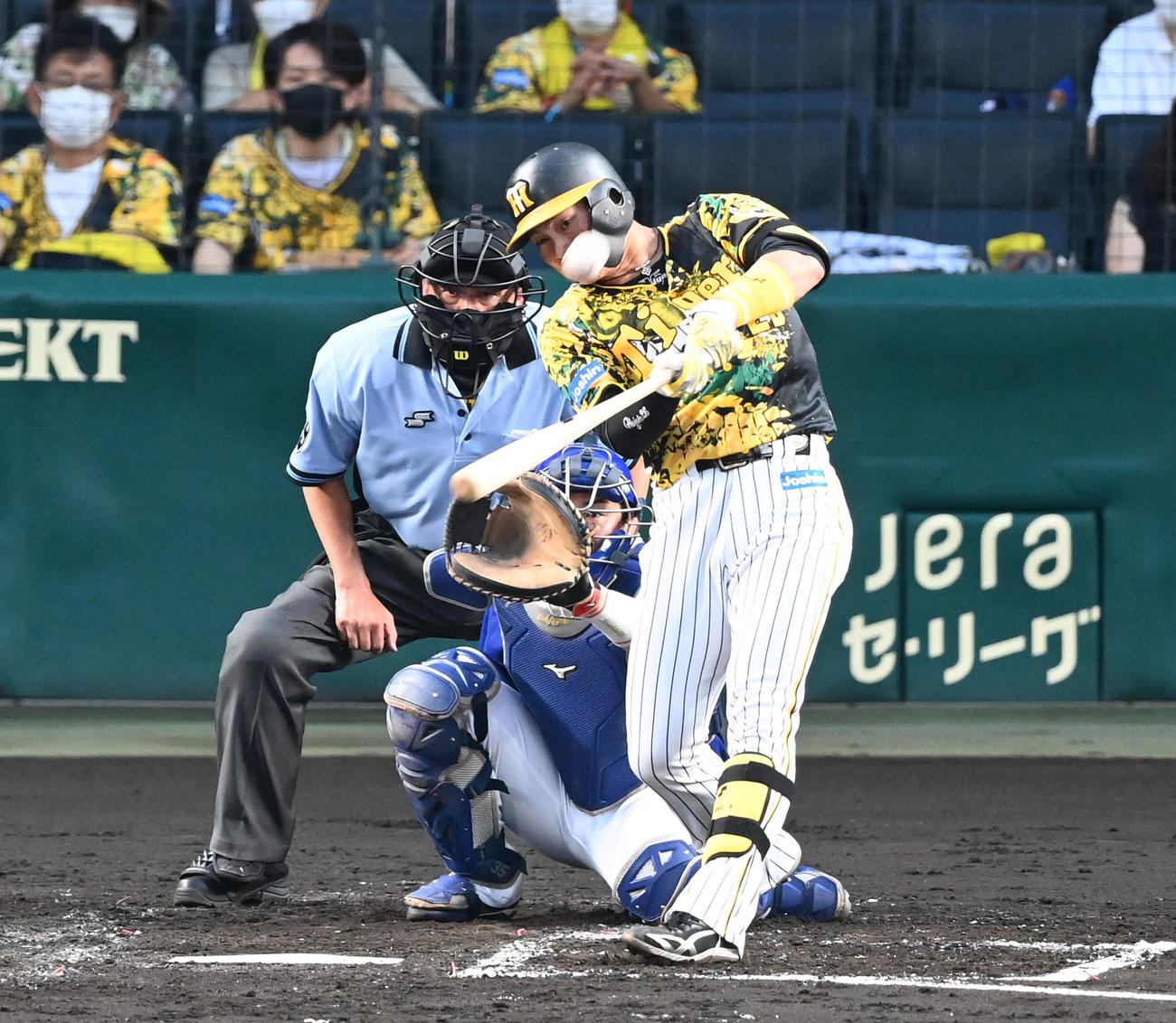 阪神対中日　2回裏阪神1死二塁、北條は逆転の左越え2点本塁打を放つ（撮影・前岡正明）